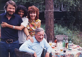 Bildet er fra 1975, i hagen til spionkollega George Blake utenfor Moskva. Kim Philby sitter på stol. Bak fra venstre: Sønnen John Philby med kone Nishia. Til høyre er Kim Philbys fjerde kone, Rufina Pukhova. Bildet er fra 1975, i hagen til spionkollega George Blake utenfor Moskva. Kim Philby sitter på stol. Bak fra venstre: Sønnen John Philby med kone Nishia. Til høyre er Kim Philbys fjerde kone, Rufina Pukhova.