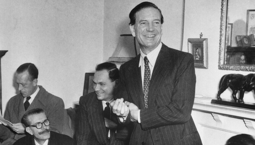 Kim Philby holder pressekonferanse i sin mors hjem, november 1955. På spørsmål om on han er «The third man», svarer han: «No, I was not». En blank løgn, som alle trodde på, inkludert pressen. Stemningen var god og ingen var uberørt av Philbys sjarm. Kim Philby holder pressekonferanse i sin mors hjem, november 1955. På spørsmål om on han er «The third man», svarer han: «No, I was not». En blank løgn, som alle trodde på, inkludert pressen. Stemningen var god og ingen var uberørt av Philbys sjarm.