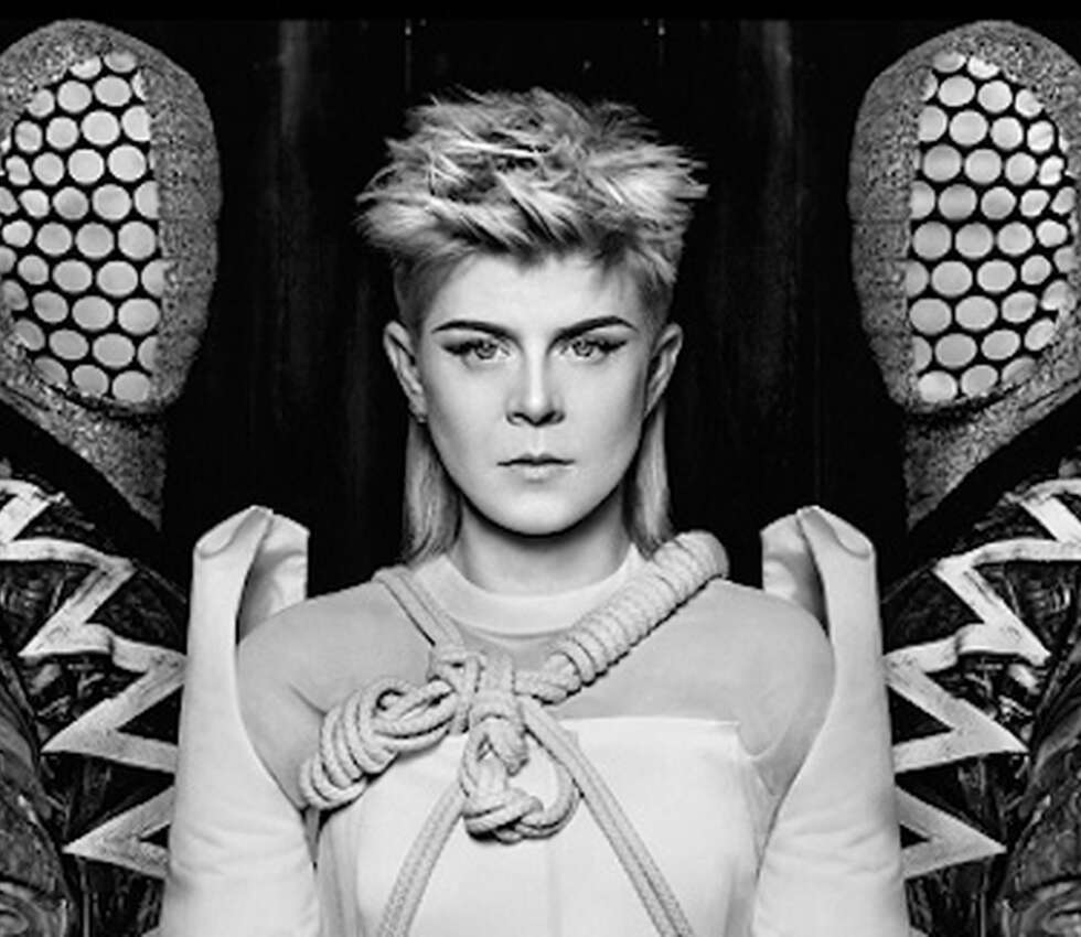 ROBYN: - Et veldig hett stilikon for denne trenden er artisten Robyn, som også er et veldig typisk eksempel på tendensene vi nå ser nå, forteller Eitran. ROBYN: - Et veldig hett stilikon for denne trenden er artisten Robyn, som også er et veldig typisk eksempel på tendensene vi nå ser nå, forteller Eitran.