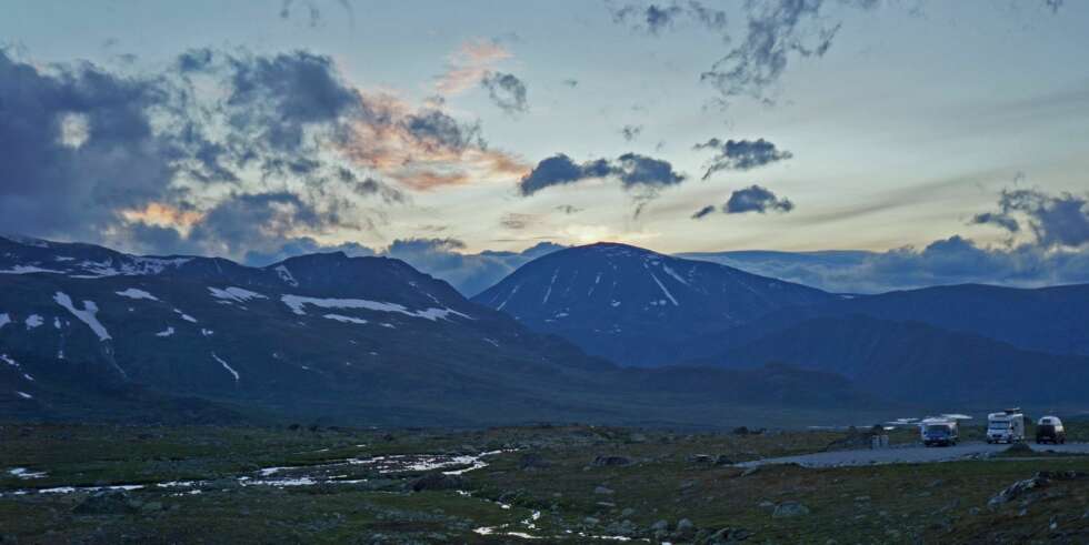 MEKTIG: Bobiler blir bittesmå i jotnenes rike. FOTO: Geir Svardal MEKTIG: Bobiler blir bittesmå i jotnenes rike. FOTO: Geir Svardal