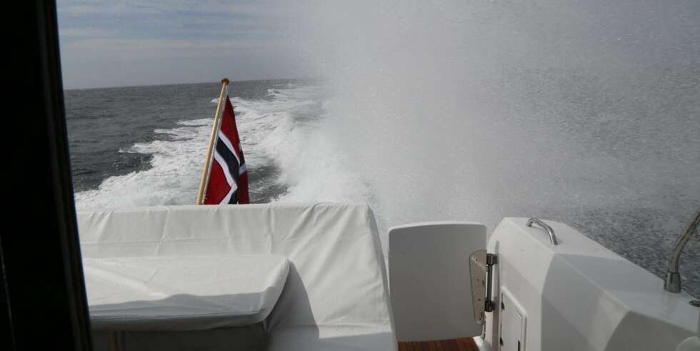 MARSJ: Båten går 22¿25 knop med et behagelig støynivå. Toppfarten ligger på drøyt 30 knop. FOTO: Thomas Bjørnsen MARSJ: Båten går 22¿25 knop med et behagelig støynivå. Toppfarten ligger på drøyt 30 knop. FOTO: Thomas Bjørnsen