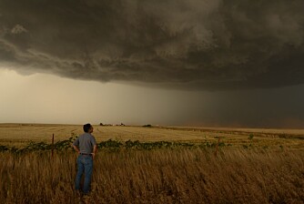 Kona Kathy mente at Tim Samaras elsket tornadoene høyere enn han elsket henne. Kona Kathy mente at Tim Samaras elsket tornadoene høyere enn han elsket henne.