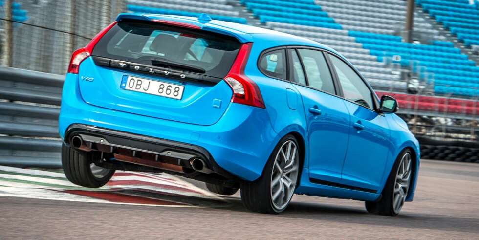 RÅTASS: På en rask og svingete veistrekning føles V60-en som et skikkelig racingvåpen. Akillesen er girkasse, den holder ikke mål. FOTO: Produsent RÅTASS: På en rask og svingete veistrekning føles V60-en som et skikkelig racingvåpen. Akillesen er girkasse, den holder ikke mål. FOTO: Produsent