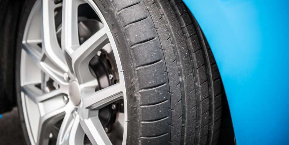 GROM GUMMI: Michelin Pilot Super Sport gummi sitter som klistret til veien, men lager også mer dekkstøy. FOTO: Produsent GROM GUMMI: Michelin Pilot Super Sport gummi sitter som klistret til veien, men lager også mer dekkstøy. FOTO: Produsent