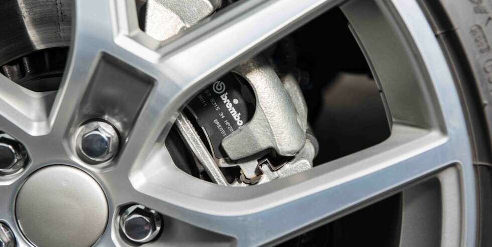 BREMSER NOK: Enorme 371 mm frontskiver og Brembo kalipere med seks stempler er kraftige og tåler det meste. FOTO: Produsent BREMSER NOK: Enorme 371 mm frontskiver og Brembo kalipere med seks stempler er kraftige og tåler det meste. FOTO: Produsent