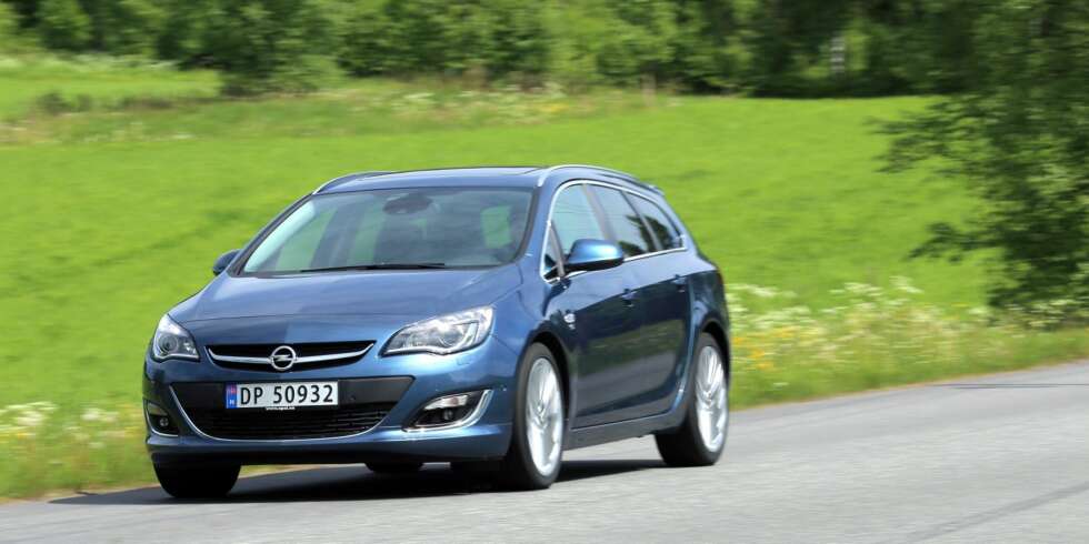 GLATT: Opel Astra stasjonsvogn har et utseende som kan beskrives som glatt. Med testbilens store hjul og OPC-styling er den elegant, mens den kan virke litt anonym uten pynt. FOTO: Terje Bjørnsen GLATT: Opel Astra stasjonsvogn har et utseende som kan beskrives som glatt. Med testbilens store hjul og OPC-styling er den elegant, mens den kan virke litt anonym uten pynt. FOTO: Terje Bjørnsen