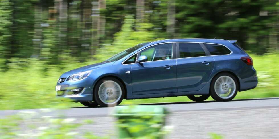 TYNGDE: Opel Astra er stabil og trygg også når vi tester hvor grensene går på lukket bane. Testbilens sportsunderstell og 19-tommersfelger bidrar til en stødig, direkte og typisk tysk veiholdning, men motoren følger ikke opp tilløpene til sportslighet. FOTO: Terje Bjørnsen TYNGDE: Opel Astra er stabil og trygg også når vi tester hvor grensene går på lukket bane. Testbilens sportsunderstell og 19-tommersfelger bidrar til en stødig, direkte og typisk tysk veiholdning, men motoren følger ikke opp tilløpene til sportslighet. FOTO: Terje Bjørnsen