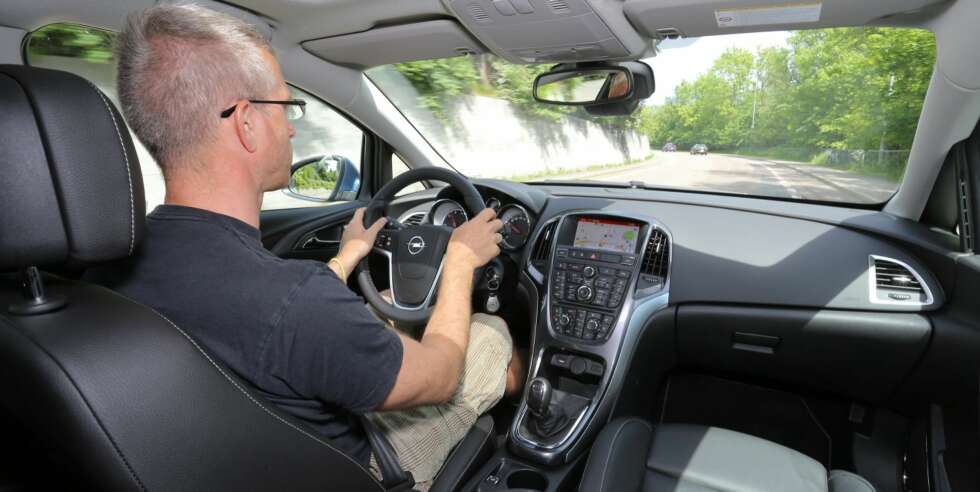 BEHAGELIG: I de to øverste utstyrsutgavene har Opel Astra forseter som gir god støtte og har alle nødvendige innstillingsmuligher. Her kan vi sitte lenge. Det er mange knapper på dashbordet, men det er ikke så mange av dem du trenger å bruke ofte. FOTO: Terje Bjørnsen BEHAGELIG: I de to øverste utstyrsutgavene har Opel Astra forseter som gir god støtte og har alle nødvendige innstillingsmuligher. Her kan vi sitte lenge. Det er mange knapper på dashbordet, men det er ikke så mange av dem du trenger å bruke ofte. FOTO: Terje Bjørnsen