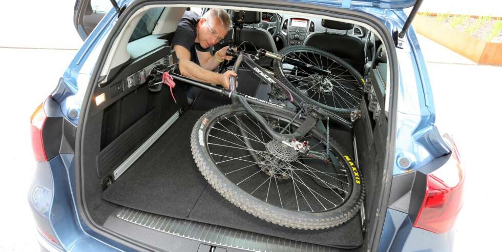 PÅ PLASS: Med litt møye får vi en stor terrengsykkel med 29-tommershjul inn i Opel Astra stasjonsvogn. Selve bagasjerommet er oppgitt til å romme 500 liter. Det har rette sidevegger og er litt smalere enn i enkelte konkurrenter. FOTO: Terje Bjørnsen PÅ PLASS: Med litt møye får vi en stor terrengsykkel med 29-tommershjul inn i Opel Astra stasjonsvogn. Selve bagasjerommet er oppgitt til å romme 500 liter. Det har rette sidevegger og er litt smalere enn i enkelte konkurrenter. FOTO: Terje Bjørnsen
