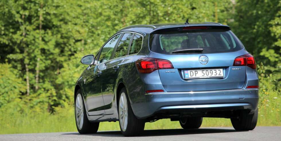 STOR KOMPAKTBIL: Astra stasjonsvogns utfordring er at den sliter med å utmerke seg. Det meste er bra, men vi sliter med å finne ting den er best på i sin bilklasse. Den nye dieselmotoren greier etter vår mening ikke å endre på dette. Visst går den stille og har et pent lydbilde, men ytelsene er slappere enn i mange konkurrenter. FOTO: Terje Bjørnsen STOR KOMPAKTBIL: Astra stasjonsvogns utfordring er at den sliter med å utmerke seg. Det meste er bra, men vi sliter med å finne ting den er best på i sin bilklasse. Den nye dieselmotoren greier etter vår mening ikke å endre på dette. Visst går den stille og har et pent lydbilde, men ytelsene er slappere enn i mange konkurrenter. FOTO: Terje Bjørnsen