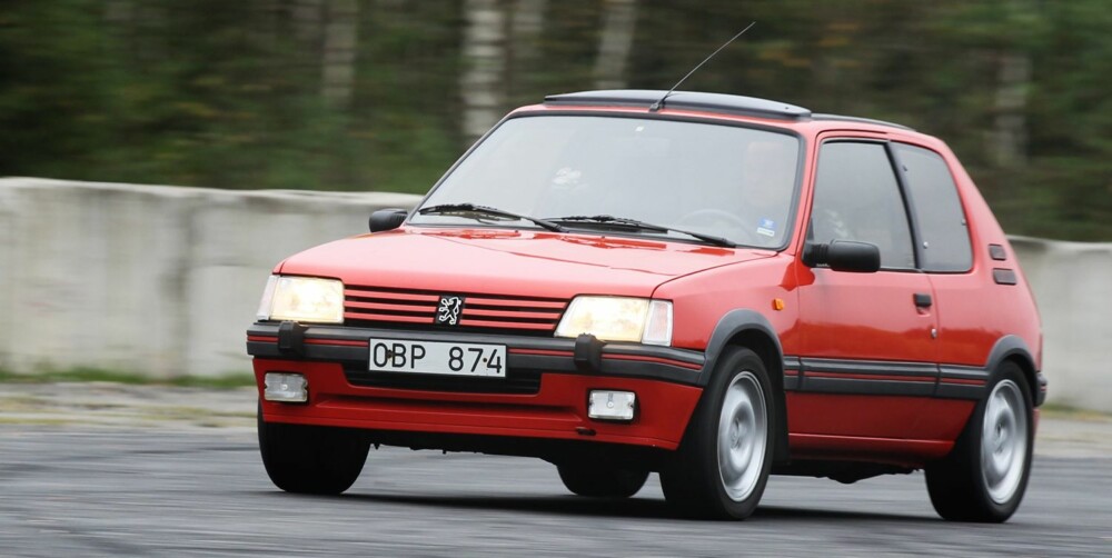 MORSOMME YTELSER: I forhold til nye 208 GTI, som sprinter fra stillestående til 100 km/t på syv sekunder, er 205 GTI ganske treg ut av startblokka. Det ærlige draget i sugemotoren og den mekaniske motorlyden gir uansett en herlig godfølelse. MORSOMME YTELSER: I forhold til nye 208 GTI, som sprinter fra stillestående til 100 km/t på syv sekunder, er 205 GTI ganske treg ut av startblokka. Det ærlige draget i sugemotoren og den mekaniske motorlyden gir uansett en herlig godfølelse.