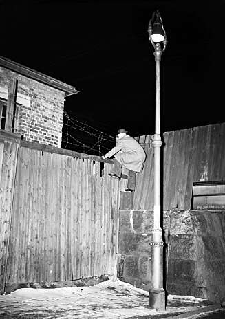 I 1947 demonstrerte Andersen en av sine dramatiske rømninger, over et høyt plankegjerde ved Akerselva. Han var ikke lett å få has på. I 1947 demonstrerte Andersen en av sine dramatiske rømninger, over et høyt plankegjerde ved Akerselva. Han var ikke lett å få has på.