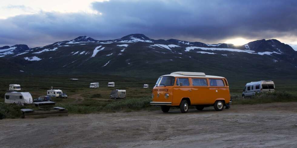 SJARMØR: Moderne bobiler så med ett litt kjedelige ut da en gammel sjarmør entret naturscenen i Jotunheimen. FOTO: Geir Svardal SJARMØR: Moderne bobiler så med ett litt kjedelige ut da en gammel sjarmør entret naturscenen i Jotunheimen. FOTO: Geir Svardal