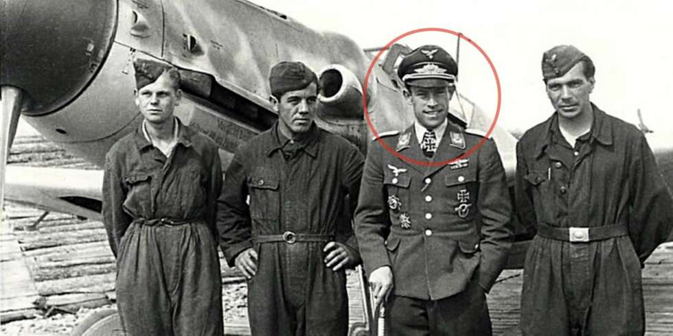 Major Heinrich Ehrler, sjef for Luftwaffes jagerfly i Norge sammen med bakkemannskapet sitt sommeren 1944. I hånden holder han «abschuss»-stokken med en utskåret ring for hvert nedskutte fly. Major Heinrich Ehrler, sjef for Luftwaffes jagerfly i Norge sammen med bakkemannskapet sitt sommeren 1944. I hånden holder han «abschuss»-stokken med en utskåret ring for hvert nedskutte fly.