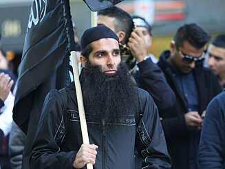 Arfan Bhatti, tidligere aktiv i et kriminelt gjengmiljø i Oslo, demonstrerer utenfor den amerikanske ambassaden i Oslo i 2012. Han sitter nå fengslet i Pakistan. Arfan Bhatti, tidligere aktiv i et kriminelt gjengmiljø i Oslo, demonstrerer utenfor den amerikanske ambassaden i Oslo i 2012. Han sitter nå fengslet i Pakistan.