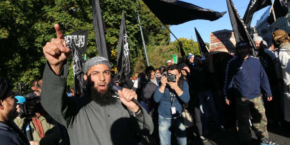 Antallet militante muslimer i Norge er stigende, ifølge PST. Her demonstrerer noen av dem foran den amerikanske ambassaden i Oslo i 2012. Mannen med mikrofon er Ubaydullah Hussain fra organisasjonen Profetens Ummah. Antallet militante muslimer i Norge er stigende, ifølge PST. Her demonstrerer noen av dem foran den amerikanske ambassaden i Oslo i 2012. Mannen med mikrofon er Ubaydullah Hussain fra organisasjonen Profetens Ummah.