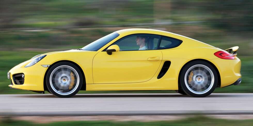 911-AKTIG: I likhet med Boxster har også Cayman tatt en 911. Den har vokst i lengden og i bredden, fått større sporvidde og samtidig blitt lettere. FOTO: Petter Handeland 911-AKTIG: I likhet med Boxster har også Cayman tatt en 911. Den har vokst i lengden og i bredden, fått større sporvidde og samtidig blitt lettere. FOTO: Petter Handeland