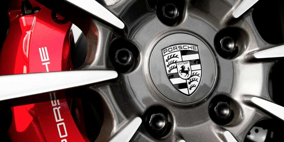 BRÅSTOPP: Som vanlig skrubber det godt når du hiver ankeret på en Porsche 911. Perforerte, ventilerte skiver og seksstemplet kaliper foran, firestemplet bak. FOTO: Porsche BRÅSTOPP: Som vanlig skrubber det godt når du hiver ankeret på en Porsche 911. Perforerte, ventilerte skiver og seksstemplet kaliper foran, firestemplet bak. FOTO: Porsche