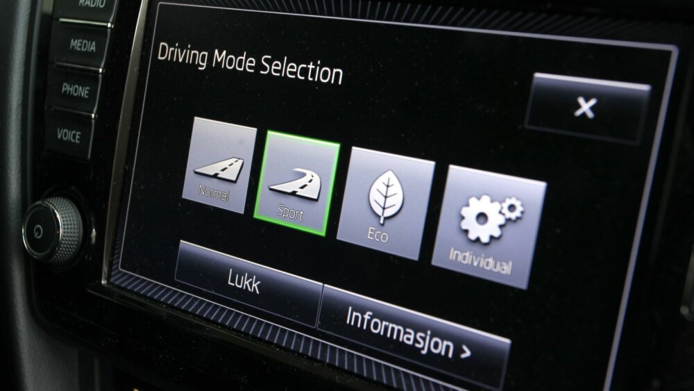 VELG SELV: Du kan selv velge kjøremodus i Octavia RS. Systemet påvirker gassrespons, styring og girkasse, og justerer også motorlyd innvendig i kupéen fra grom motorlyd i sport-modus til dempet motorlyd i Eco-modus. VELG SELV: Du kan selv velge kjøremodus i Octavia RS. Systemet påvirker gassrespons, styring og girkasse, og justerer også motorlyd innvendig i kupéen fra grom motorlyd i sport-modus til dempet motorlyd i Eco-modus.