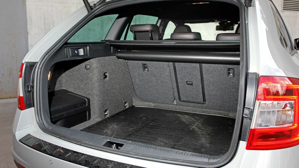 FOR FAMILIEN: Bagasjerommet i RS er like stort som i vanlige Octavia stasjonsvogn - 610 liter, og en av klassens største. Større enn Avensis, Passat og Mazda 6, for å nevne noen. FOR FAMILIEN: Bagasjerommet i RS er like stort som i vanlige Octavia stasjonsvogn - 610 liter, og en av klassens største. Større enn Avensis, Passat og Mazda 6, for å nevne noen.