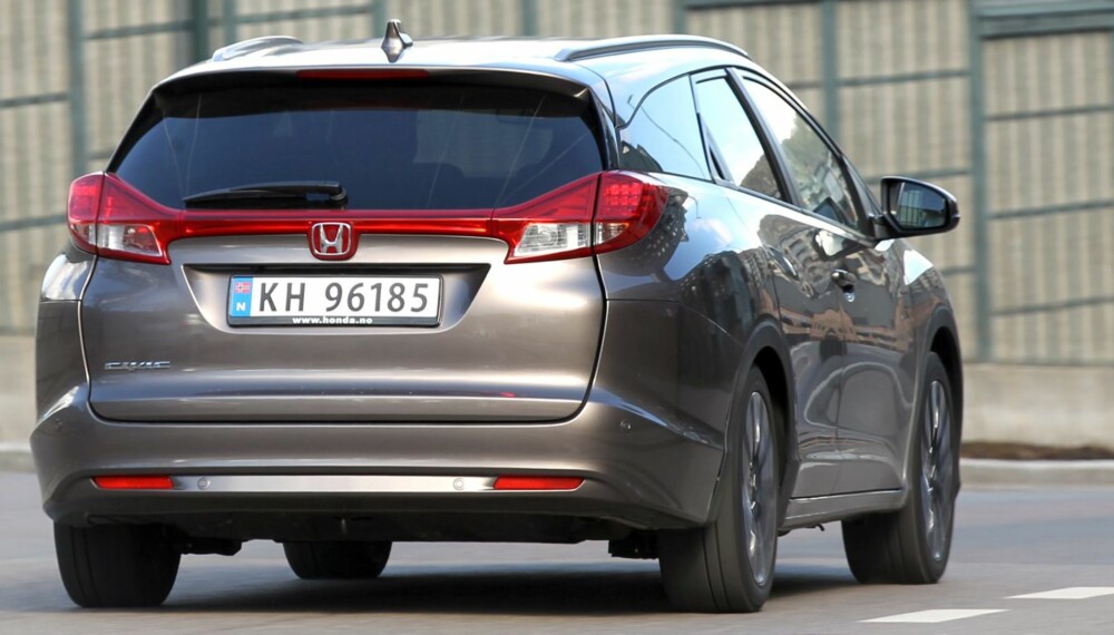 BEST: Med denne bilen blir du en sjelden gjest ved drivstoffpumpene. Honda Civic 1,6 i-DTEC har lavest testforbruk uansett biltype og motorstørrelse som kombikupé (0,38 l/mil), og får delt annenplass som stasjonsvogn (bildet; 0,40 l/mil). FOTO: Petter Handeland BEST: Med denne bilen blir du en sjelden gjest ved drivstoffpumpene. Honda Civic 1,6 i-DTEC har lavest testforbruk uansett biltype og motorstørrelse som kombikupé (0,38 l/mil), og får delt annenplass som stasjonsvogn (bildet; 0,40 l/mil). FOTO: Petter Handeland