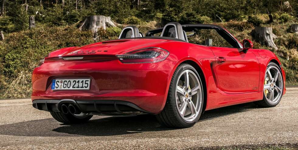 MER DIFFUSER: Svart diffuser med vertikale finne-elementer, baklys med mørkere ¿røyk- finish¿. GTS har lånt 20- tommers lettmetallfelger fra 911 Carrera S. Finnes også i svart. MER DIFFUSER: Svart diffuser med vertikale finne-elementer, baklys med mørkere ¿røyk- finish¿. GTS har lånt 20- tommers lettmetallfelger fra 911 Carrera S. Finnes også i svart.