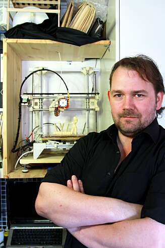 Den henger på kjøkkenveggen og ser vel mer primitiv ut enn det den kan brukes til. Roy-Tore tipper at det kan være rundt et tusentall 3D-printere rundt om i de norske hjem. Den henger på kjøkkenveggen og ser vel mer primitiv ut enn det den kan brukes til. Roy-Tore tipper at det kan være rundt et tusentall 3D-printere rundt om i de norske hjem.