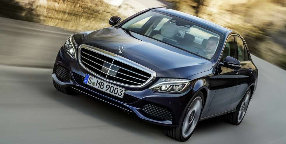 VIKTIG: C-klasse er Mercedes¿ desidert viktigste bil. De ulike versjonene som regnes til C-klasse står for i alt en tredjedel av Mercedes¿ bilproduksjon. Den nye modellen har vokst i alle retninger. Kallenavnet ¿Baby Benz¿ som C-klasseforløperen 190 fikk, passer slett ikke mer. VIKTIG: C-klasse er Mercedes¿ desidert viktigste bil. De ulike versjonene som regnes til C-klasse står for i alt en tredjedel av Mercedes¿ bilproduksjon. Den nye modellen har vokst i alle retninger. Kallenavnet ¿Baby Benz¿ som C-klasseforløperen 190 fikk, passer slett ikke mer.