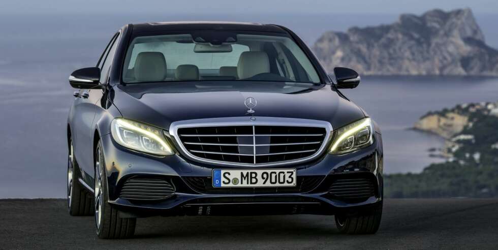 STJERNEVARIASJON: Mercedes-stjerna er stor og står midt i grillen på de fleste utgavene av nye C-klasse, men på Exclusive-varianten er den klassisk plassert fremst på panseret. STJERNEVARIASJON: Mercedes-stjerna er stor og står midt i grillen på de fleste utgavene av nye C-klasse, men på Exclusive-varianten er den klassisk plassert fremst på panseret.