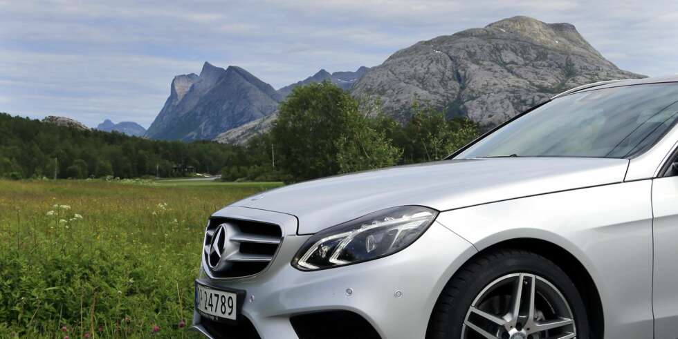LANGTUR: Den første overraskelsen er hvor lettmanøvrert Mercedesen kjennes. Her snakker vi tross alt om en bil på 4,91 meter og 1845 kilo med fører: FOTO: Terje Bjørnsen LANGTUR: Den første overraskelsen er hvor lettmanøvrert Mercedesen kjennes. Her snakker vi tross alt om en bil på 4,91 meter og 1845 kilo med fører: FOTO: Terje Bjørnsen