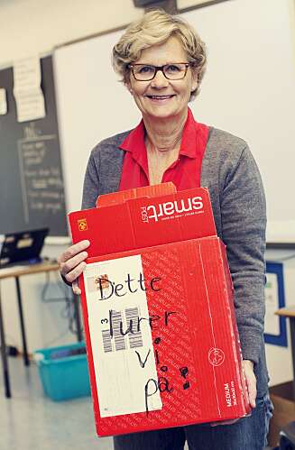 Grethe Rønning er lærer ved Eiksmarka skole. Der har alle klassene en postkasse i klasserommet hvor elevene kan legge lapper med det de lurer på. Klassemiljøet blir godt. Prosjektet får fram andre egenskaper hos elevene enn det vi ser ellers. Foto: Nadia Frantsen Grethe Rønning er lærer ved Eiksmarka skole. Der har alle klassene en postkasse i klasserommet hvor elevene kan legge lapper med det de lurer på. Klassemiljøet blir godt. Prosjektet får fram andre egenskaper hos elevene enn det vi ser ellers. Foto: Nadia Frantsen
