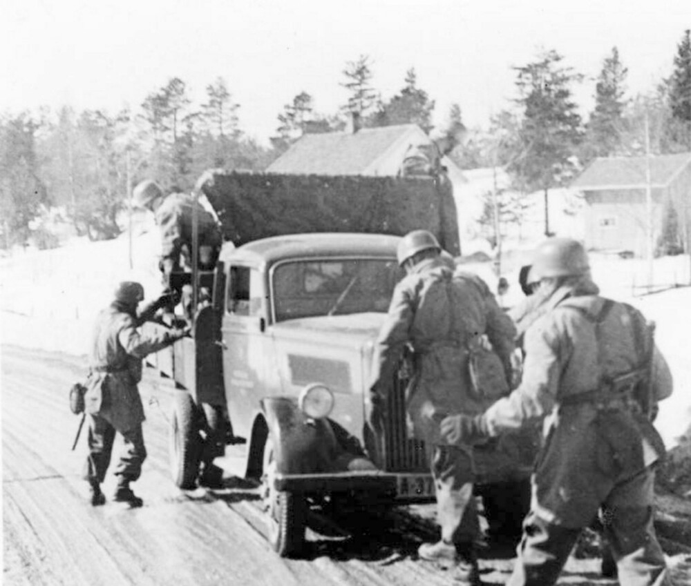 Et sjeldent bilde av de tyske fallskjermjegerne som jaktet på kong Haakon. Trolig tatt nord for Oslo. Et sjeldent bilde av de tyske fallskjermjegerne som jaktet på kong Haakon. Trolig tatt nord for Oslo.