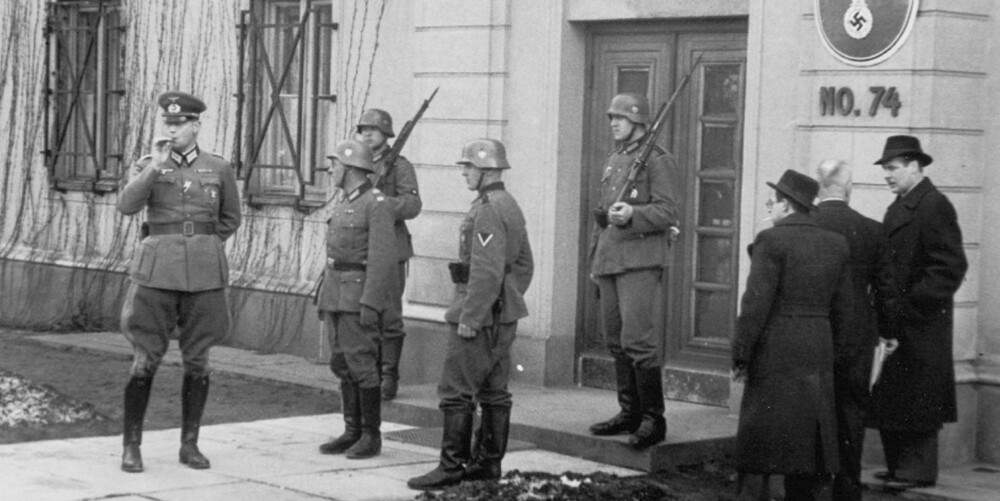 Oberstløytnant Hartwig Pohlman tar en blås utenfor den tyske legasjonen 9. april 1940. Oberstløytnant Hartwig Pohlman tar en blås utenfor den tyske legasjonen 9. april 1940.