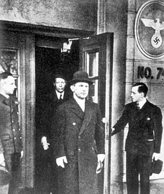 Curt Bräuer på vei ut fra den tyske legasjonen i Drammensveien. I dag rommer huset Russlands ambassade. Curt Bräuer på vei ut fra den tyske legasjonen i Drammensveien. I dag rommer huset Russlands ambassade.