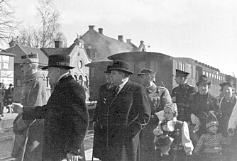 Kongen ankommer Hamar 9. april. Kronprinsfamilien til høyre. Kongen ankommer Hamar 9. april. Kronprinsfamilien til høyre.