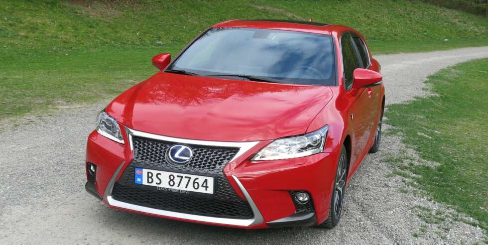 NYTT: Lexus CT 200h har fått ny front - den store grillen er lånt fra storebror IS. Også under skallet er det endringer å finne. FOTO: Martin Jansen NYTT: Lexus CT 200h har fått ny front - den store grillen er lånt fra storebror IS. Også under skallet er det endringer å finne. FOTO: Martin Jansen