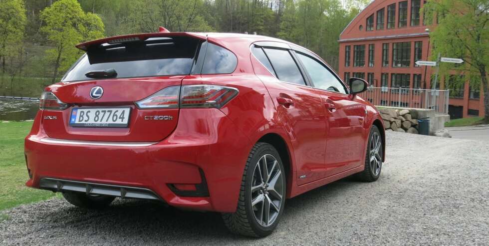 TØFF OG MYK: Lexus CT 200h ser rask og sportslig ut, og den har veldig gode kjøreegenskaper, men ytelsene fra hybridmotorsystemet følger ikke opp. FOTO: Martin Jansen TØFF OG MYK: Lexus CT 200h ser rask og sportslig ut, og den har veldig gode kjøreegenskaper, men ytelsene fra hybridmotorsystemet følger ikke opp. FOTO: Martin Jansen