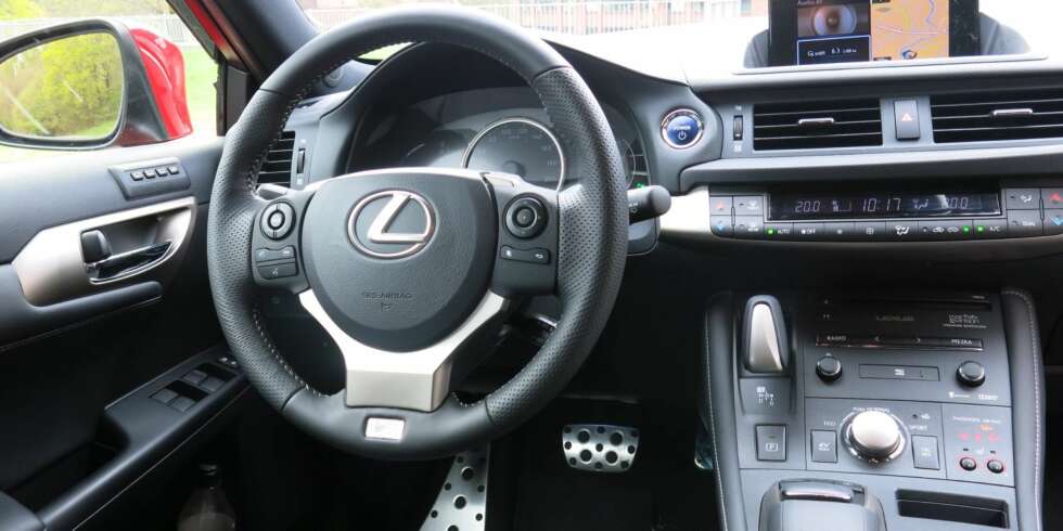 LUKSUS: Da den kom, var Lexus CT 200h med på å definere hvordan en premiumkompaktbil skulle være. Etter midtlivsoppgraderingen er luksusfølelsen i interiøret blitt enda bedre. FOTO: Martin Jansen LUKSUS: Da den kom, var Lexus CT 200h med på å definere hvordan en premiumkompaktbil skulle være. Etter midtlivsoppgraderingen er luksusfølelsen i interiøret blitt enda bedre. FOTO: Martin Jansen