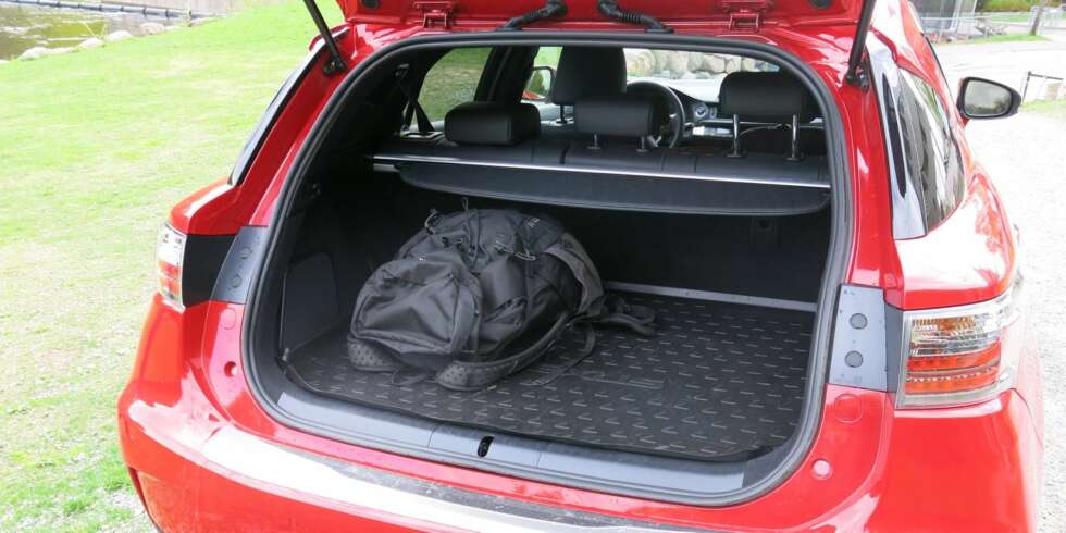 STJELER PLASS: Batteripakken til hybridsystemet tar litt av plassen i bagasjerommet. Bare 275 liter bagasjevolum er over 100 liter mindre enn for eksempel Audi A3 Sportback. FOTO: Martin Jansen STJELER PLASS: Batteripakken til hybridsystemet tar litt av plassen i bagasjerommet. Bare 275 liter bagasjevolum er over 100 liter mindre enn for eksempel Audi A3 Sportback. FOTO: Martin Jansen