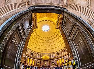 Sollyset som strømmer inn gjennom det ni meter vide hullet i taket skaper en magisk stemining i Pantheon. Sollyset som strømmer inn gjennom det ni meter vide hullet i taket skaper en magisk stemining i Pantheon.