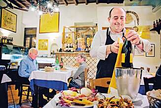 Sammen med kona, driver Fabrizio restauranten som foreldrene hans startet for snart 50 år siden. Sammen med kona, driver Fabrizio restauranten som foreldrene hans startet for snart 50 år siden.