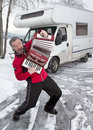 FINNER GLEDE I MUSIKKEN: Eivind Løberg er ikke vanskelig å be når vi vil høre noen trekkspill-låter. FOTO: Geir Olsen FINNER GLEDE I MUSIKKEN: Eivind Løberg er ikke vanskelig å be når vi vil høre noen trekkspill-låter. FOTO: Geir Olsen
