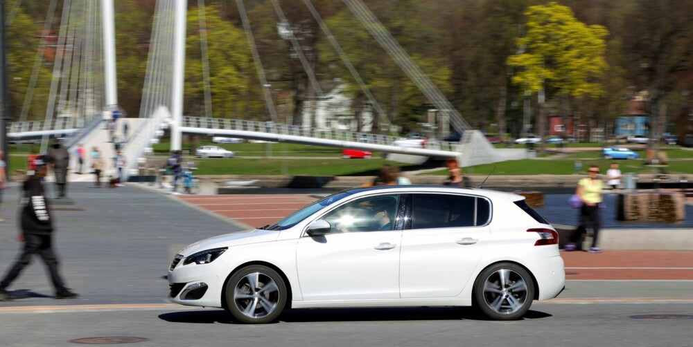 LETTKJØRT: God oversikt og fin betjening gjør at Peugeot 308 også føler seg hjemme i bykjøring. LETTKJØRT: God oversikt og fin betjening gjør at Peugeot 308 også føler seg hjemme i bykjøring.