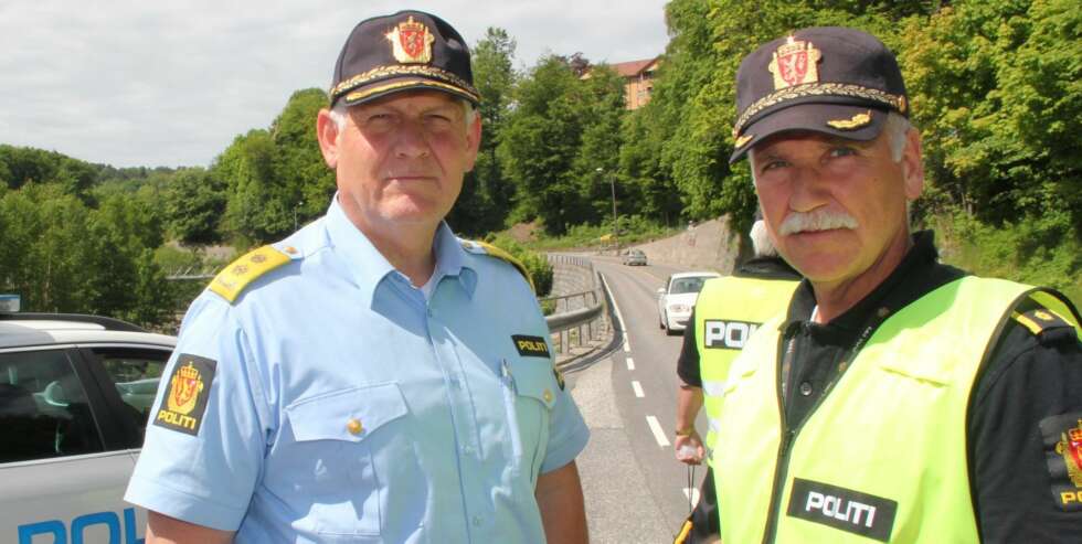 UP: Over 100 strekninger skal overvåkes ekstra nøye av Utrykningspolitiet i sommer. Antall drepte på veien i mai gir grunn til bekymring, sier UP-sjef Runar Karlsen (t.v) som her er ute på promillekontroll sammen med politiførstebetjent Terje Angeltveit (t.h.) FOTO: Dag Gjærum UP: Over 100 strekninger skal overvåkes ekstra nøye av Utrykningspolitiet i sommer. Antall drepte på veien i mai gir grunn til bekymring, sier UP-sjef Runar Karlsen (t.v) som her er ute på promillekontroll sammen med politiførstebetjent Terje Angeltveit (t.h.) FOTO: Dag Gjærum