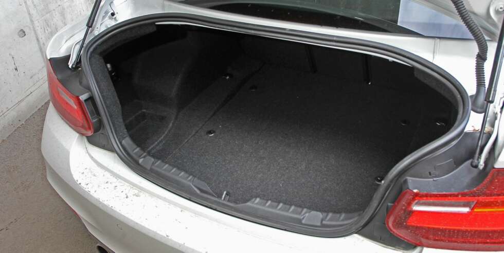 BRA PLASS: Det er fristende å laste opp feriebagasje for to og sette kursen sydover i Europa med BMW 220i Coupé. BRA PLASS: Det er fristende å laste opp feriebagasje for to og sette kursen sydover i Europa med BMW 220i Coupé.