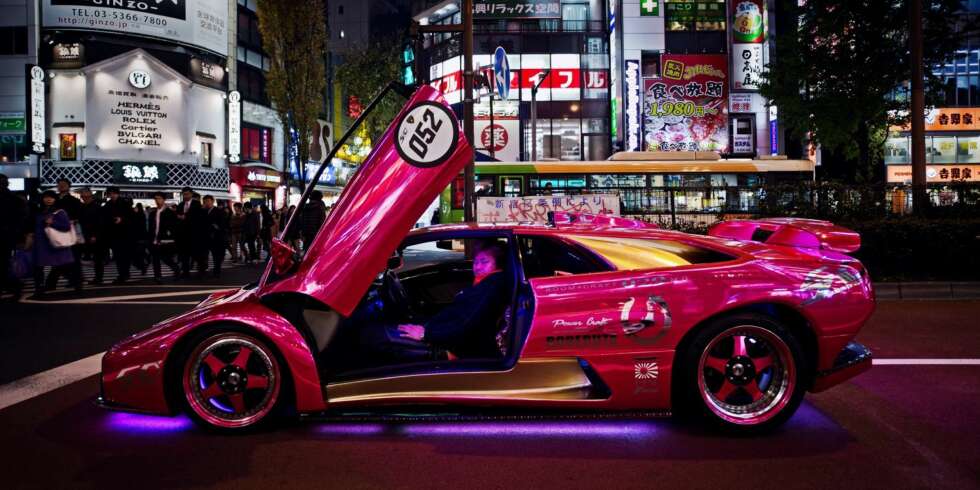 LAMBORGHINI: Dette er Shinichi Morohoshi og hans ville Lamborghini Diablo. Han henter inspirasjon fra blant annet bõsõzoku-sykler. Og Darth Vader. LAMBORGHINI: Dette er Shinichi Morohoshi og hans ville Lamborghini Diablo. Han henter inspirasjon fra blant annet bõsõzoku-sykler. Og Darth Vader.