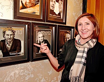 WALL OF FAME: Sympatiske Jeanette Teigland fra Drammen er slottsdirektør på Hesselby Slott. Mange artister har satt sitt preg på slottet, ikke minst slottsherren selv,
den populære artisten Tomas Ledin. WALL OF FAME: Sympatiske Jeanette Teigland fra Drammen er slottsdirektør på Hesselby Slott. Mange artister har satt sitt preg på slottet, ikke minst slottsherren selv,
den populære artisten Tomas Ledin.