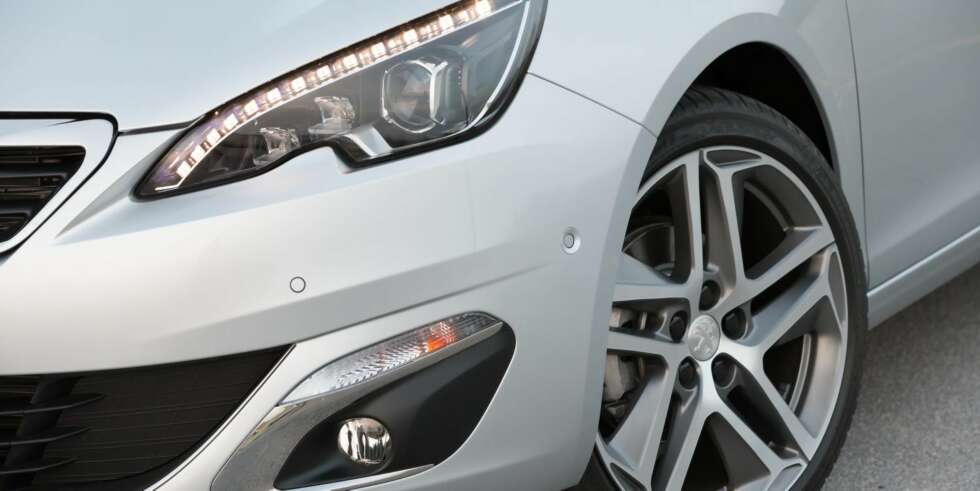 BARSK: Vi synes Peugeot har truffet godt med designet til både kombien og stasjonsvognen. Fronten er barsk og moderne. BARSK: Vi synes Peugeot har truffet godt med designet til både kombien og stasjonsvognen. Fronten er barsk og moderne.