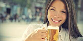 MED ØLBRILLENE PÅ: Og etter et par iskalde pils ble plutselig alle mye penere, til og med jeg! Nå er det til og med bevist MED ØLBRILLENE PÅ: Og etter et par iskalde pils ble plutselig alle mye penere, til og med jeg! Nå er det til og med bevist