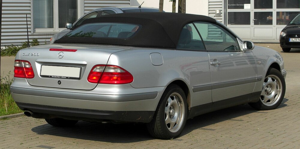 FEIL NØKLER: Jenta og kjæresten meldte en Mercedes 200 CLK Cabriolet stjålet i Tyskland, men forsikringsselskapet ante ugler i mosen. ILLUSTRASJONSFOTO: Wikipedia FEIL NØKLER: Jenta og kjæresten meldte en Mercedes 200 CLK Cabriolet stjålet i Tyskland, men forsikringsselskapet ante ugler i mosen. ILLUSTRASJONSFOTO: Wikipedia